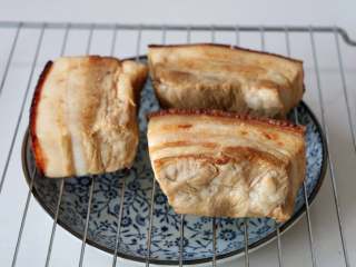 9、黄花菜扣肉,捞出后沥干水分或是厨房纸擦干表面的水分；