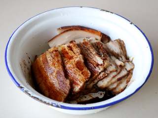 12、黄花菜扣肉,放入盆里，倒入酱汁；