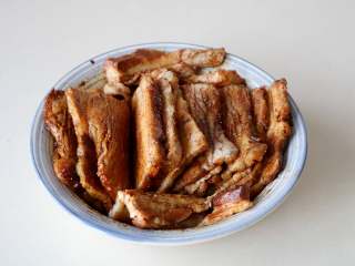 13、黄花菜扣肉,拌均匀，让每一块五花肉沾上酱汁，整齐码在碗里，开始上锅蒸20分钟；
