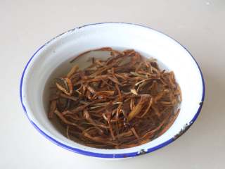 14、黄花菜扣肉,花黄菜浸泡清洗干净；