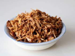 16、黄花菜扣肉,蒸好的五花肉倒出汤汁放上黄花菜，再回锅蒸20分钟左右；