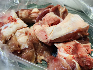 2、海带筒骨汤,筒骨待用；