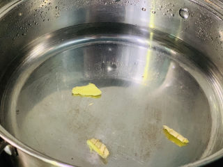 3、海带筒骨汤,汤锅加清水，加姜片；