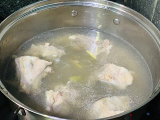 6、海带筒骨汤,筒骨焯水；