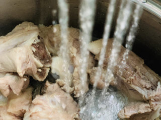 7、海带筒骨汤,再用清水清洗；