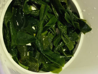 9、海带筒骨汤,放入锅底；