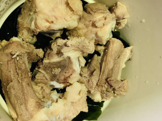 10、海带筒骨汤,放上筒骨；