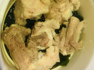 13、海带筒骨汤,盖过筒骨，炖锅八分满处，这样炖的时候不会溢出；