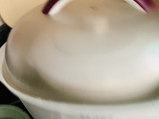 16、海带筒骨汤,再盖上外层盖子；