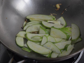 8、黑木耳西葫芦炒蛋，美容美颜家常菜,下入西葫芦片翻炒。
