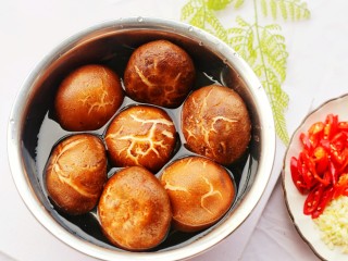 1、拿肉都不换的素炒香菇,准备好食材，清洗干净，香菇盐水浸泡10分钟。