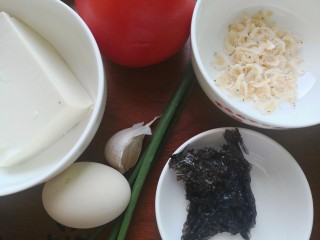 1、番茄豆腐汤,准备食材