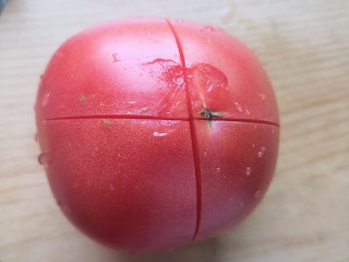2、番茄豆腐汤,番茄清洗干净划十字