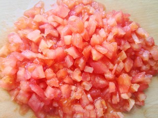 6、番茄豆腐汤,切成小丁备用