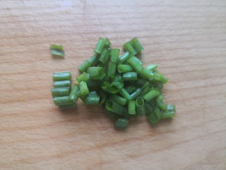 7、番茄豆腐汤,葱叶洗净切葱花