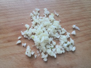 8、番茄豆腐汤,蒜去皮洗干净切成末