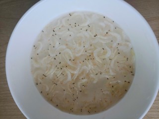 9、番茄豆腐汤,虾皮洗净用清水泡一会