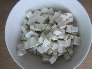 11、番茄豆腐汤,豆腐切小丁备用