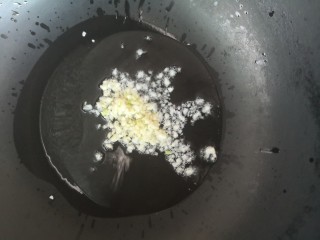 13、番茄豆腐汤,热锅放油，放入蒜末炒出香味