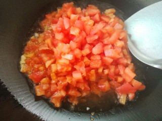 14、番茄豆腐汤,倒入番茄丁