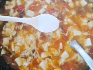21、番茄豆腐汤,调入适量盐