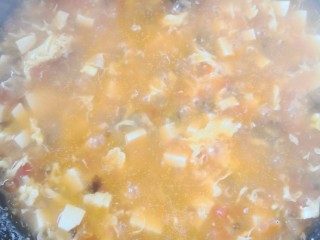 24、番茄豆腐汤,搅拌均匀出锅