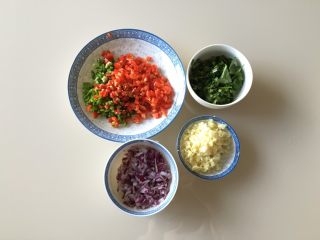 2、蒜香烤茄子,青椒、红椒、洋葱、小米辣切丁，大蒜切末，香菜、香葱切段