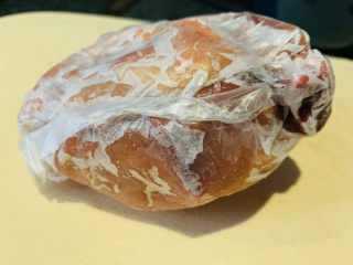 1、白果炖鸡,冰箱取出鸡肉；