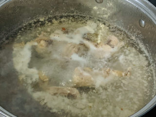 2、白果炖鸡,解冻，清水加料酒加姜片煮开，放入鸡肉焯水；