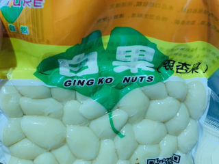 4、白果炖鸡,超市有卖剥好皮的白果；