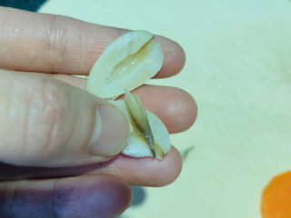 5、白果炖鸡,将白果芯取出，因为芯会苦；