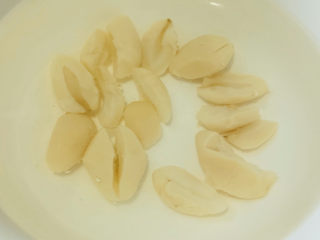 7、白果炖鸡,用清水泡白果；