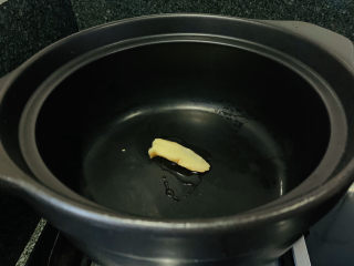 8、白果炖鸡,砂锅加少许油和一片姜；