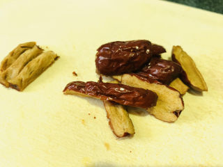 11、白果炖鸡,三个红枣去核；