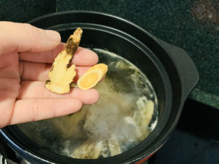 12、白果炖鸡,一片当归一片黄芪洗净，放入煮沸的锅中；