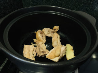 9、白果炖鸡,倒入鸡肉炒香；