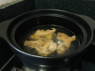 10、白果炖鸡,加清水；