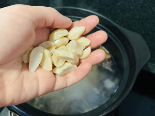 14、白果炖鸡,加浸泡好的白果；