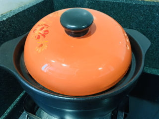 15、白果炖鸡,盖住锅盖，调中小火，煲半小时；