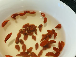 16、白果炖鸡,枸杞洗净