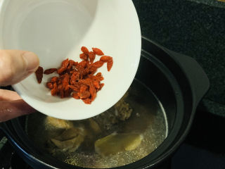 17、白果炖鸡,枸杞加入煲好的汤，小火焖两分钟；