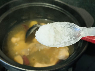 18、白果炖鸡,加少许盐；