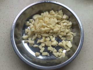 2、香醋凤爪,蒜剥好切碎