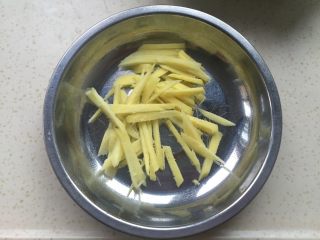 3、香醋凤爪,生姜去皮切丝