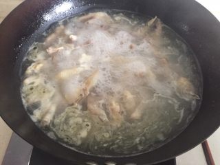 8、香醋凤爪,水开后该中火煮十分钟就够了(时间太长鸡爪太软不好吃)