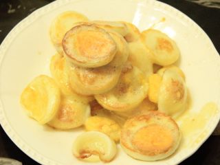 8、金钱蛋,两面煎好后,盛出备用,留底油