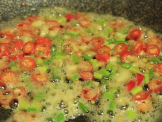 10、金钱蛋,下辣椒、蒜苔