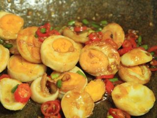 14、金钱蛋,下煎好的鸡蛋片,翻炒均匀,将配料和鸡蛋混合均匀,我一般颠锅,这样鸡蛋不容易散