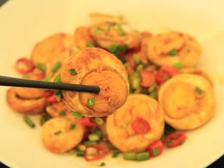 17、金钱蛋,来个特写,焦香四溢,一般辣椒这些配菜我都可以一起吃光光哦,超香的。