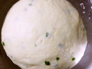 2、改良版墨西哥卷饼（香葱鸡蛋味）,盖上布或盖，醒十分钟，再揉成比较光滑的面团
